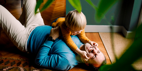 padre e hijo jugando juntos